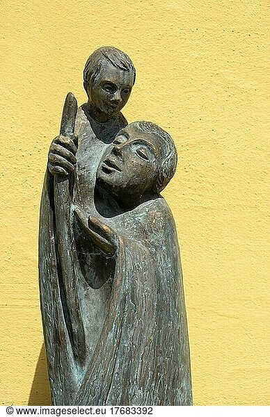 Bronzefigur des heiligen Christophorus mit Jesuskind  St. Peter und Paul  katholische Pfarrkirche von Oberstaufen  Allgäu  Bayern  Deutschland  Europa