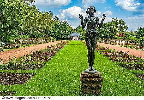 Bronzeskulptur eines weiblichen Aktes  GENESUNG von Georg Felix Pfeifer  aufgestellt im Rosengarten  Dresden  Sachsen  Deutschland. Der Tod des Künstlers liegt mehr als 70 Jahre zurück.