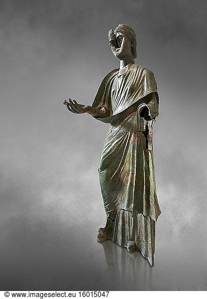 Bronzestatue der römischen Kaiserin Julia Aquilia Severa  gefunden in Sparta. ca. 221-222 n. Chr. Archäologisches Nationalmuseum Athen  Kat.-Nr. X23321. Die Frau in der Bronzestatue trägt einen Chiton und einen Mantel und hätte einen Kranz auf dem Kopf gehabt. Die Frisur ist typisch für die Severer-Dynastie. Julia Aquilia war die letzte Gattin des Kaisers Elagobalus (218-222 n. Chr.)  und die Schäden an der Statue sind darauf zurückzuführen  dass ein Gebäude nach einem Brand (ca. 221-222 n. Chr.) auf sie einstürzte.