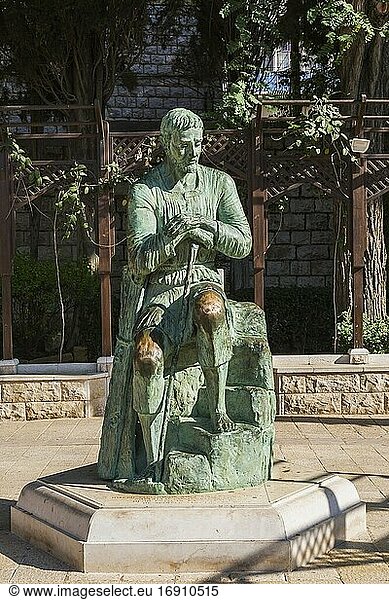 Bronzestatue des Heiligen Josef im Garten des Innenhofs der Verkündigungskirche  Nazareth  Israel.