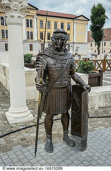 Bronzestatue eines römischen Legionärs neben den römischen Ruinen der Festung Alba Carolina in der Stadt Alba Iulia im Kreis Alba  Siebenbürgen  Rumänien.