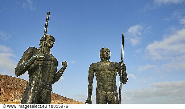 Bronzestatuen  Könige der Guanchen  Ayose und Guize  Statuen ohne Beine  Mirador Morro Velosa  blauer Himmel  weiße Wolken  Fuerteventura  Kanarische Inseln  Spanien  Europa