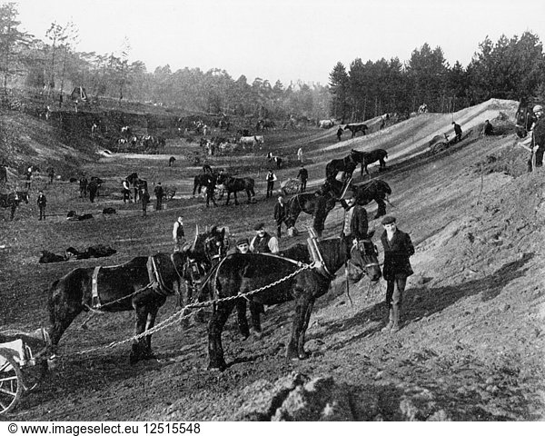 Brooklands-Rennstrecke im Bau  Surrey  ca. 1906 bis 1907. Künstler: Unbekannt