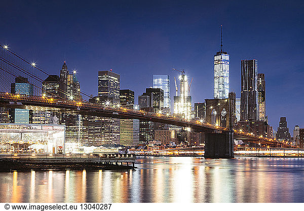Brooklyn Bridge über den East River gegen den Himmel in der Stadt in der Abenddämmerung