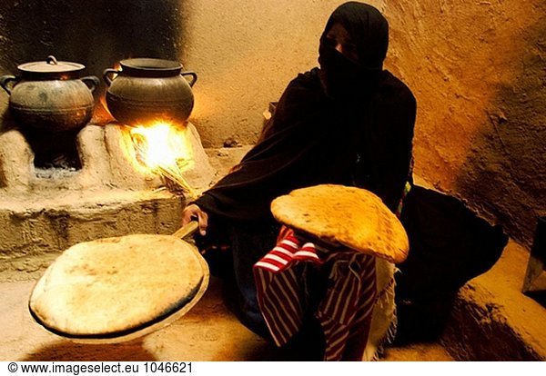 Brotbacken auf Zouala  Ziz Tales  Tafilalet Bereich. Marokko
