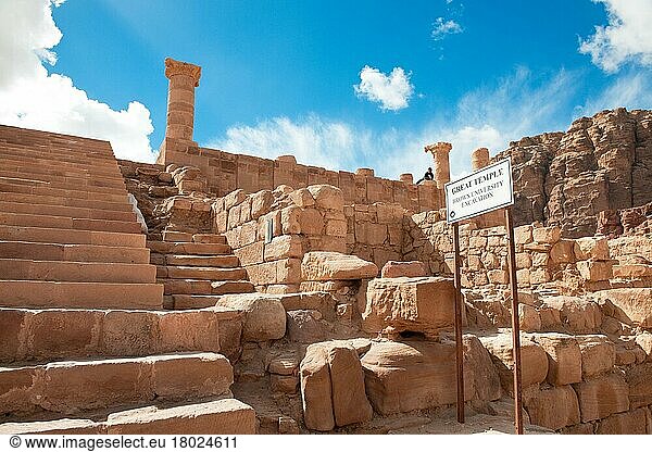 Brown University Schild zu Ausgrabung  Großer Tempel  Archäologischer Park Petra  Felsenstadt Petra  Jordanien  Kleinasien  Asien
