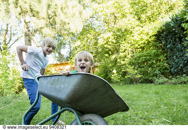 Bruder Schubkarre Garten 2 spielen