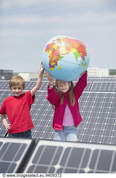 Bruder Schwester halten jung Globus