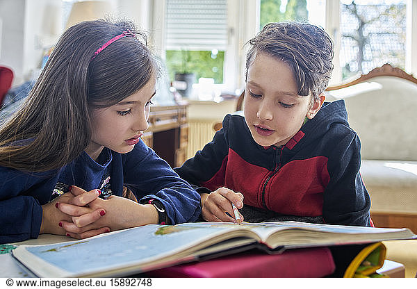 Bruder und Schwester lernen zu Hause während der Schulschließung