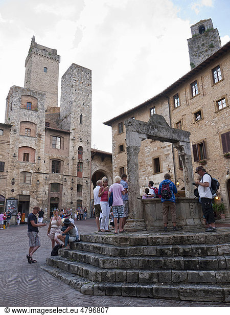 Brunnen auf dem Piazza della Cisterna Platz im mittelalterlichen Stadtkern  San Gimignano  Toskana  Italien  Europa
