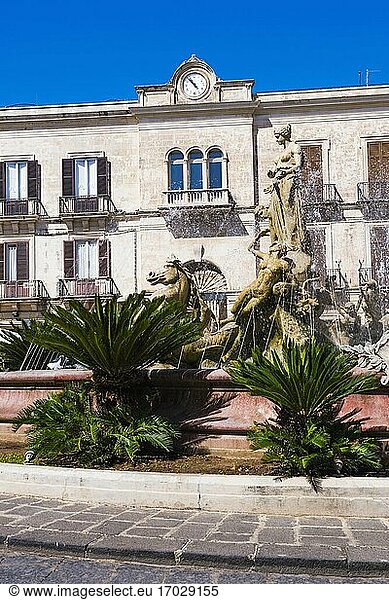 Brunnen der Artemis  Archimedes-Platz (Piazza Archimede)  Ortigia (Ortygia)  Syrakus (Siracusa)  UNESCO-Weltkulturerbe  Sizilien  Italien  Europa. Dies ist ein Foto des Artemisbrunnens  Archimedes-Platz (Piazza Archimede) auf der Insel Ortigia (Ortygia)  Syrakus (Siracusa)  UNESCO-Welterbe  Sizilien  Italien  Europa.