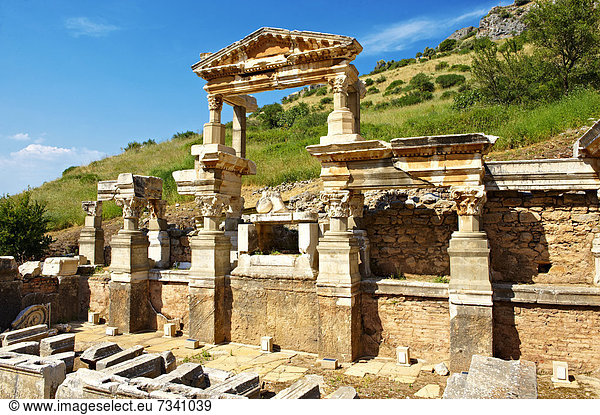 Brunnen des Kaisers Trajan an der Kuretenstraße  erbaut zwischen 102-114 n.Chr.  Ausgrabungsstätte von Ephesos  Anatolien  Türkei