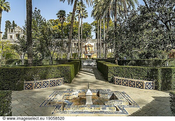 Brunnen in den Gartenanlagen des Königspalast Alcázar  Sevilla Andalusien  Spanien  Europa