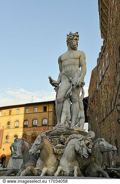 Brunnen mit Neptunus auf einem Platz in Florenz  Italien