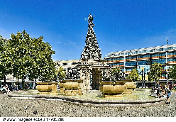 Brunnen mit Skulpturen namens 'Grupello Pyramid' mit Skulpturen auf dem Paradeplatz im Stadtzentrum  Mannheim  Deutschland  Europa