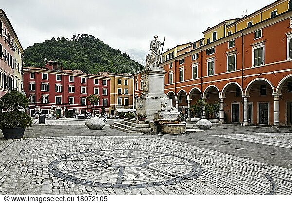Brunnen  Piazza Alberica  Platz  Carrara  Provinz Massa-Carrara  Toskana  Italien  Europa