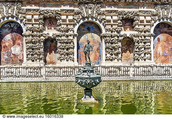 Brunnen  Real Alcazar  Sevilla  Andalusien  Spanien  Europa