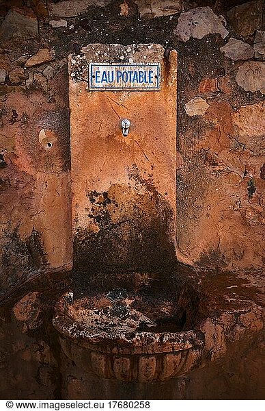 Brunnen  Trinkwasser  Ockerlehrpfad  Le Sentier des Ocres  ehemaliges Ockerabbaugebiet  Ockerfelsen  Roussillon  Luberon  Département Vaucluse  Provence-Alpes-Côte dAzur  Frankreich  Europa