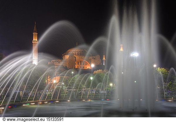 Brunnen und Hagia Sophia im Sultanahmet Park  Istanbul  Tuerkei
