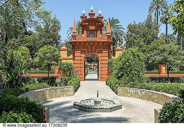 Brunnen und rotes Tor  Jardines del Alcazar  Königspalast  Real Alcázar de Sevilla  Sevilla  Andalusien  Spanien  Europa