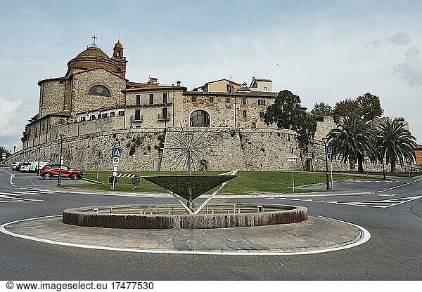 Brunnen vor der Festungsstadt Castiglione del Lago  Umbrien  Italien  Europa