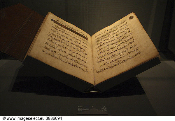 Buch  arabisch  Museum of Islamic Art  MIA  Museum für islamische Kunst  Doha  Qatar  Naher Osten