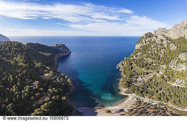 Bucht Cala Tuent  Serra de Tramuntana  Drohnenaufnahmen  Mallorca  Balearische Inseln  Spanien  Europa