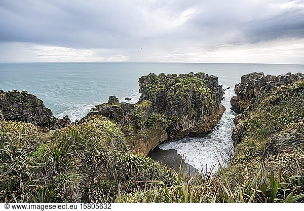 Bucht mit Sandsteinfelsen  Felsformation Pancake Rocks  Paparoa National Park  Punakaiki  Westküste  Südinsel  Neuseeland  Ozeanien