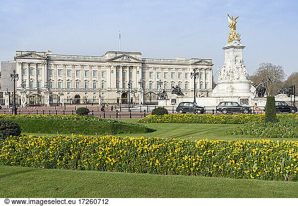 Buckingham Palace and Victoria Memorial  London  England  United Kingdom  Europe