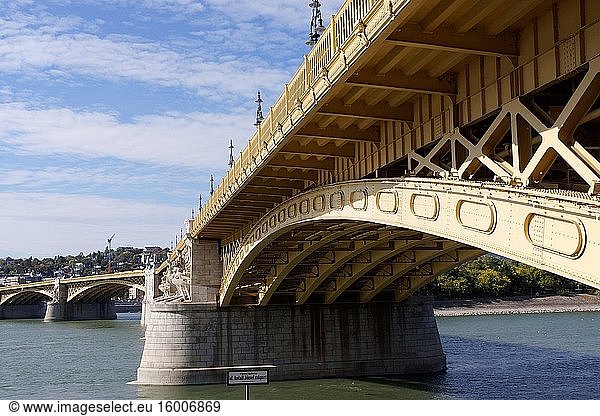 Budapest (Ungarn). Margaretenbrücke über die Donau in der Stadt Budapest.