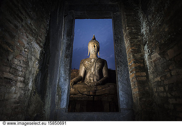 Buddha statue at the Wat Si Chum temple  Sukhothai Historical Park  Sutkhothai  Thailand.