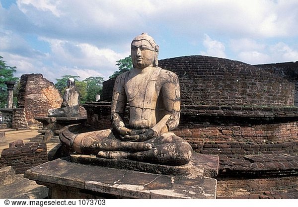 Buddha-Statue. Der Vatadage Tempel  kreisförmige Reliquienschrein. Polonnaruwa  Sri Lanka mittelalterlichen Hauptstadt (gegründet als die erste Stadt des Landes im elften Jahrhundert)
