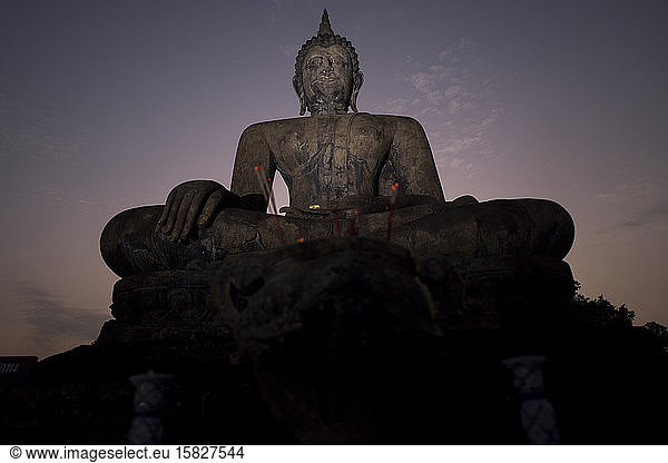 Buddha-Statue im Wat Mahatat-Tempel   Sukhothai Historical Park  Sukhothai  Thailand.