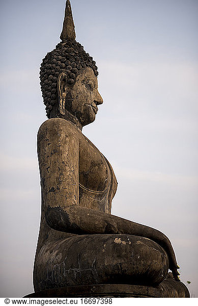 Buddha-Statue im Wat Mahatat-Tempel  Sukhothai Historical Park  Sukhothai  Thailand.