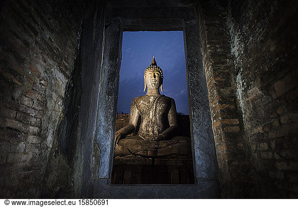 Buddha-Statue im Wat Si Chum-Tempel  Sukhothai Historical Park  Sutkhothai  Thailand.