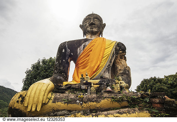 Buddha-Statue in den Ruinen des Wat Piawat-Tempels  der im Indochinakrieg zerstört wurde; Muang Khoun  Xiangkhouang  Laos