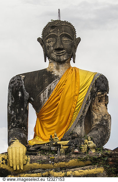 Buddha-Statue in den Ruinen des Wat Piawat-Tempels  der im Indochinakrieg zerstört wurde; Muang Khoun  Xiangkhouang  Laos