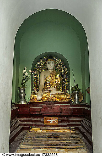 Buddha-Statue in der Shwedagon-Pagode  Yangon  Myanmar