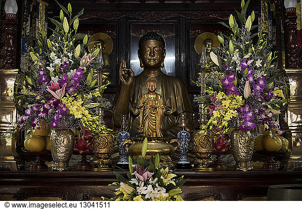 Buddha-Statuen nach Blumen im Tempel