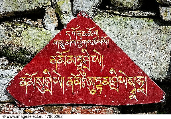 Buddhistische Gebetsmantras auf Steinen in einem Tempel des tibetischen Buddhismus