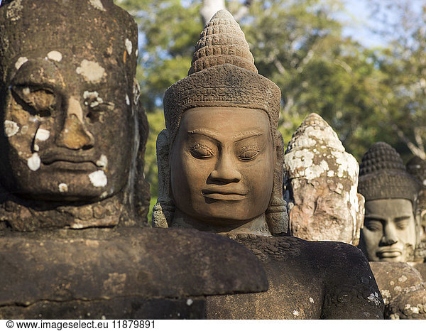 Buddhistische Statuen  Südtor  Angkor Thom; Krong Siem Reap  Provinz Siem Reap  Kambodscha'.