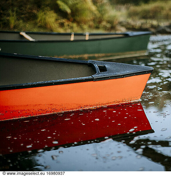 Bug eines roten Kanus spiegelt sich im ruhigen Wasser des Saint Croix River  Maine