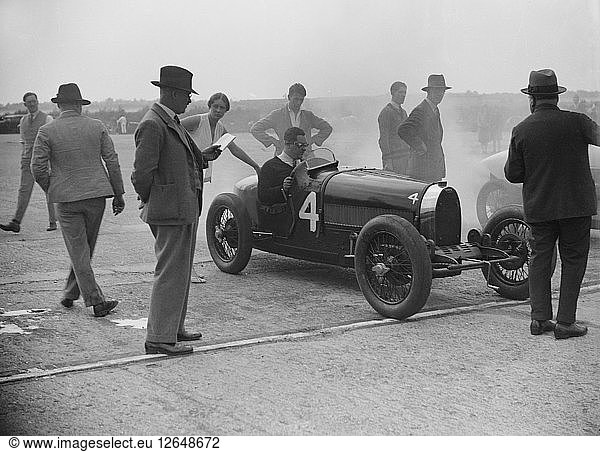 Bugatti bei einer Rennveranstaltung des Surbiton Motor Club  Brooklands  Surrey  1928. Künstler: Bill Brunell.