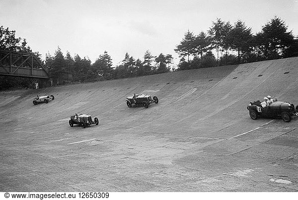 Bugatti Type 43  Sunbeam und Invicta fahren Rennen auf dem Members Banking in Brooklands. Künstler: Bill Brunell.