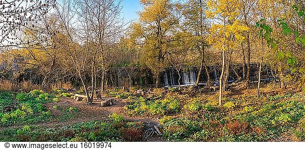 Buky-Schlucht und Hirskyi Tikych-Fluss  eines der Naturwunder der Ukraine  im Herbst.