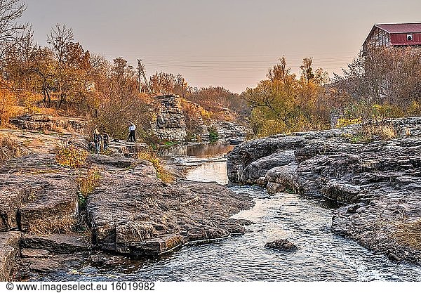 Buky  Ukraine 10. 19. 2019. Buky Canyon und Hirskyi Tikych Fluss  eines der Naturwunder der Ukraine  im Herbst.