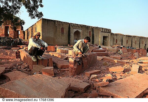 Bundesstaat Uttar Pradesh  Fatehpur Sikri  Ausgrabungen vor der Palastanlage  Indien  Asien
