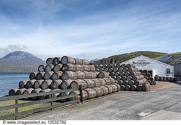 Bunnahabhain Whiskey-Brennerei gebrauchte Bourbon-Fässer Islay Innere Hebriden Schottland Vereinigtes Königreich Europa