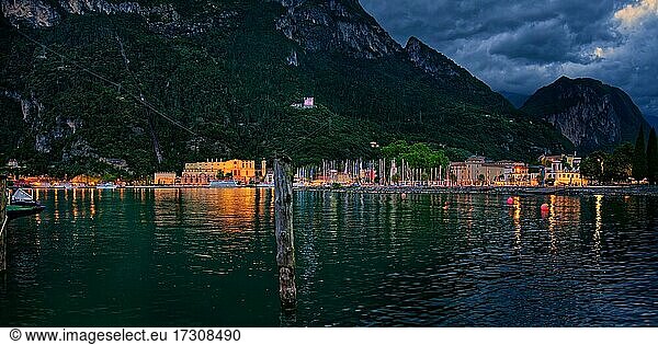 Bunt beleuchteter Hafen am Abend  Riva del Garda  Gardasee Nord  Trento  Trentino-Alto Adige  Italien  Europa