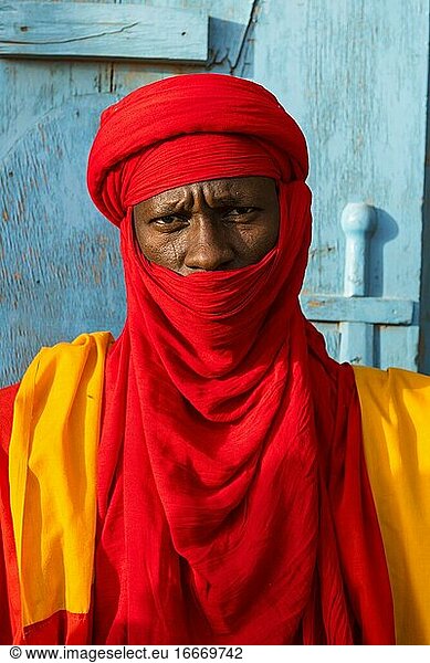 Bunt gekleidete Leibwache des Sultans von Agadez  Agadez  Niger  Afrika